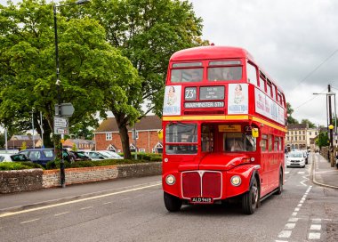 Kırmızı kentsel Londra çift katlı otobüs, Imberbus gün klasik otobüs servisi Warminster ve Ipek Warminster, Wiltshire, İngiltere 18 Ağustos 2018'de çekilen Köyü arasında
