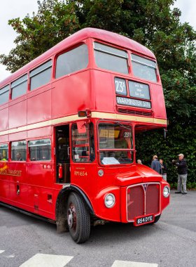 Kırmızı kentsel Londra çift katlı otobüs, Imberbus gün klasik otobüs servisi Warminster ve Ipek Warminster, Wiltshire, İngiltere 18 Ağustos 2018'de çekilen Köyü arasında