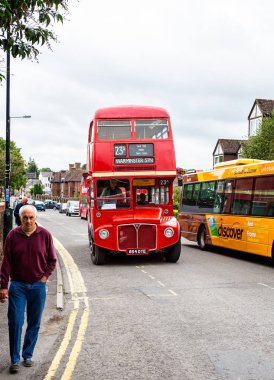 Kırmızı kentsel Londra çift katlı otobüs, Imberbus gün klasik otobüs servisi Warminster ve Ipek Warminster, Wiltshire, İngiltere 18 Ağustos 2018'de çekilen Köyü arasında