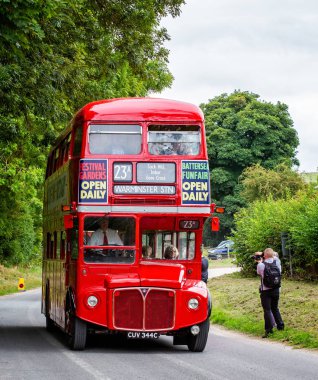Kırmızı kentsel Londra çift katlı otobüs, Imberbus gün klasik otobüs servisi Warminster ve Ipek Ipek, Wiltshire, İngiltere 18 Ağustos 2018'de çekilen Köyü arasında
