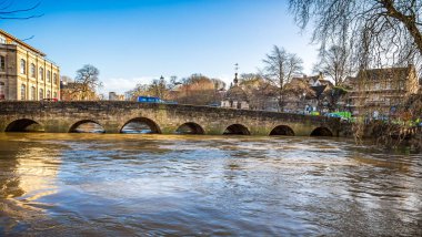 River Avon sel suları altında Bradford on Avon köprü Wiltshire, İngiltere'de 27 Aralık 2013 tarihinde