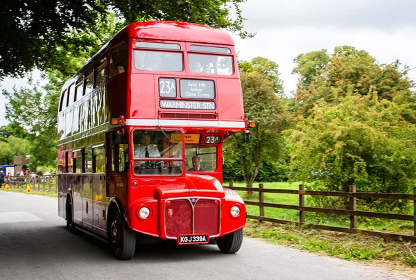 伦敦双层巴士 因伯布斯日在英国威尔特郡英伯乘坐的沃明斯特和英伯村之间的经典巴士服务 — 图库照片