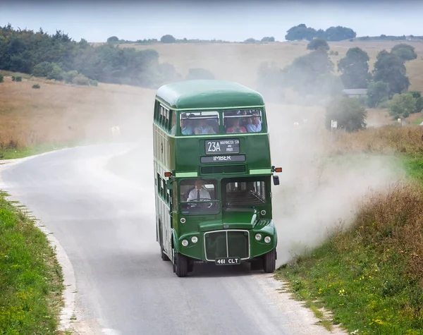 Routemaster 伦敦双层巴士 Imberbus 日在英国威尔特郡因伯乘坐的沃明斯特和英伯村之间的经典巴士服务 — 图库照片