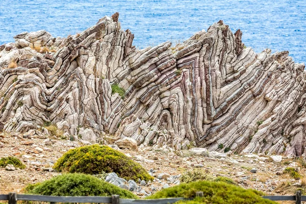 Aşırı jeolojik kıvrımlar, anticlines ve synclines, Girit, Yunanistan 8 Mayıs 2016 alınan