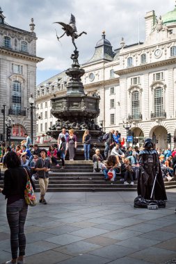 Eros ya da Anteros heykeli ile Darth Vader sokak icracı Picadilly Circus, Londra, İngiltere 12 Ağustos 2013'de