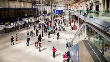 Waterloo İstasyonu, Londra, İngiltere onj 13 Ağustos 2013 yılında kalabalık kalabalık