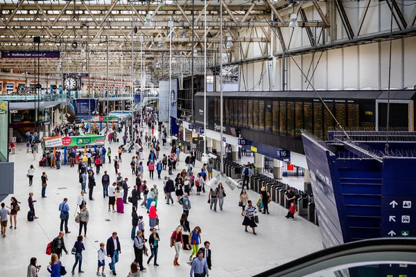 Waterloo İstasyonu, Londra, İngiltere onj 13 Ağustos 2013 yılında kalabalık kalabalık