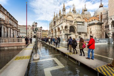 Turistler sular altında St Mark's meydanından Venedik, İtalya 27 Kasım 2018 üzerinde ördek kurullarında