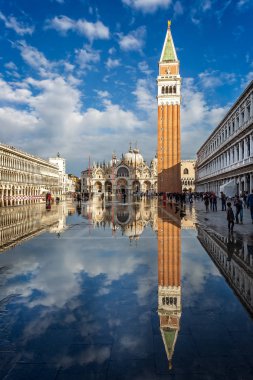 St Mark's meydanından 27 Kasım 2018 Venedik, İtalya yansıması ile sular altında