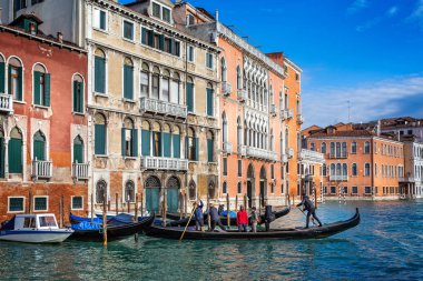 Traghetto ve Venedik, İtalya Grand Canal üzerinde 27 Kasım 2018 kapısı yolcular