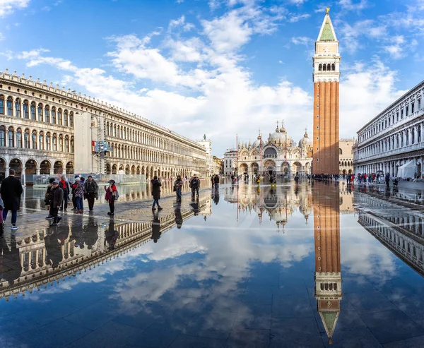 St Mark's meydanından 27 Kasım 2018 Venedik, İtalya yansıması ile sular altında