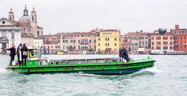 Müllsammelboot Auf Dem Canal Grande Mit Unsicher Balancierten Passagieren Venedig — Stockfoto