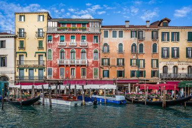 Brialto Köprüsü Venedik, İtalya Grand Canal yanında gondol ve su taksileri üzerinde 27 Kasım 2018 demirleyen