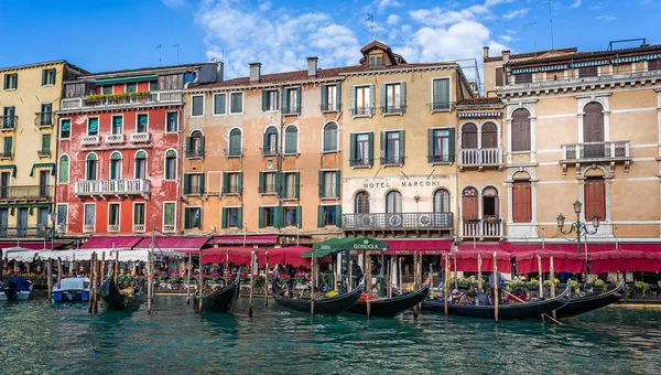 Gondolas Moored Alongside Grand Canal Brialto Bridge Venice Italy November — Stock Photo, Image