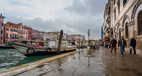 Barco Pescadero Gran Canal Inundado Venecia Italia Noviembre 2018 — Foto de Stock