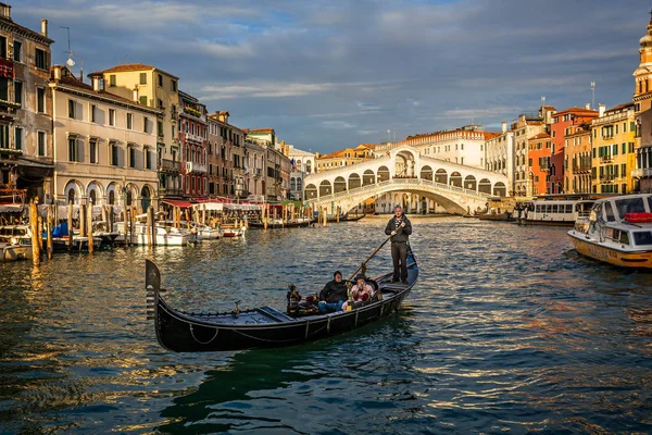 Góndola Gran Canal Frente Puente Rialto Atardecer Venecia Italia Noviembre — Foto de Stock