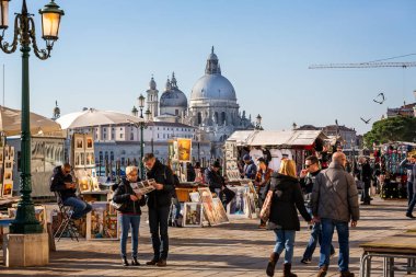 Görünümü Santa Maria della Salute Kilisesi St Mark's meydanından, Venedik, İtalya üzerinde 28 Kasım 2018 ve turist tezgahları