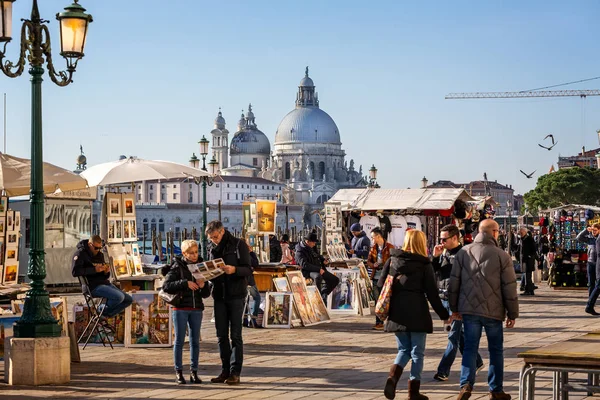 Blick Auf Touristenbuden Und Die Kirche Santa Maria Della Salute — Stockfoto