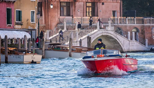 Rotes Feuerwehrboot Patrouilliert November 2018 Auf Dem Canal Grande Venedig — Stockfoto