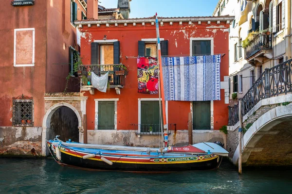 Bateau Multicolore Amarré Sur Canal Avec Buanderie Suspendue Venise Italie — Photo