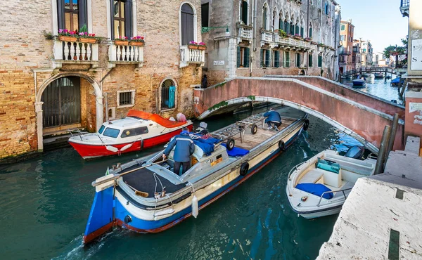 Bootsfahrer Ducken Sich Unter Niedrige Brücke Auf Kanal Venedig Italien — Stockfoto