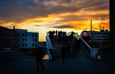 Kontrast yayalar cam köprüyü geçtikten büyük kanal üzerinde günbatımında Venedik, İtalya'da 27 Kasım 2018