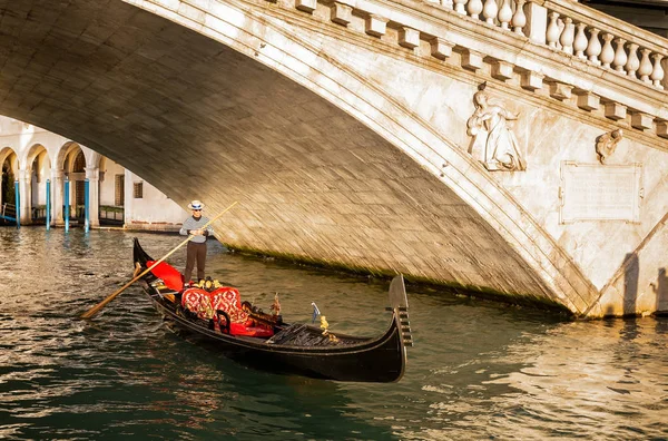 Gondel Unter Der Rialtobrücke Bei Sonnenuntergang Venedig Italien November 2018 — Stockfoto