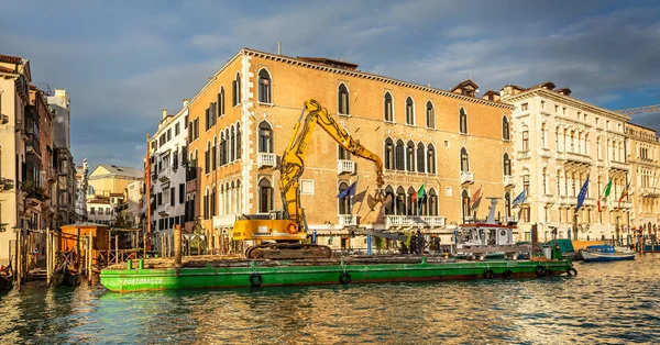 Schwimmkran Bei Der Arbeit Auf Dem Canal Grande Venedig Italien — Stockfoto