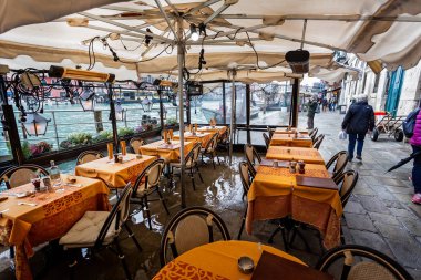 Su dolu Restoran masa ve sandalyeler kanal yolu üzerinde Grand Canal, Venice, İtalya üzerinde 26 Kasım 2018
