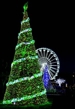 Bournemouth, Dorset, İngiltere'de 8 Aralık 2018 üzerinde arka planda dönme dolap ile Noel ağacı büyük açık aydınlatılmış