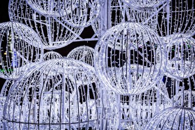 Büyük açık beyaz Noel topları aydınlatılmış