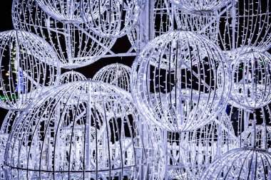 Büyük açık beyaz Noel topları aydınlatılmış