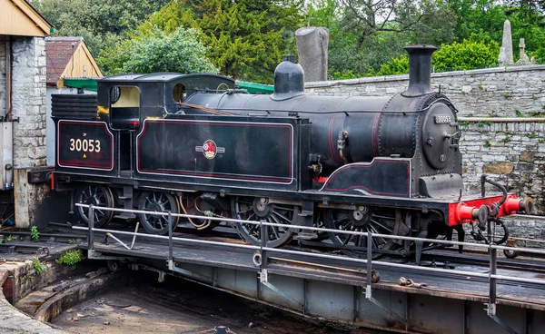 2014年5月28日 在英国多塞特的斯旺奇铁路维修场的转弯平台上 蒸汽机30053 — 图库照片