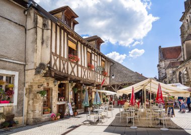 Açık kafe ve Auberge Meydanı Nolay, Burgundy, Fransa üzerinde 16 Haziran 2014 '