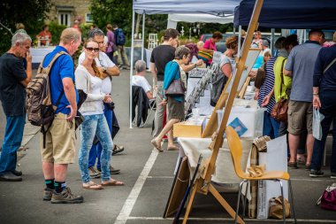 Müşteriler, 13 Temmuz 2014 'te Frome, Somerset, İngiltere' deki Frome Sunday Market 'te sokak tezgahlarına göz atıyorlar.