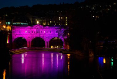 Pulteney Bath, Somerset, İngiltere 4 Ekim 2014'de geceleri pembe ışıklı köprü