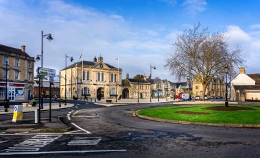 Melksham şehir merkezi ve 20 Ocak 2019 'da Wiltshire, İngiltere' deki belediye binası.
