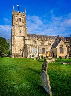 20 Ocak 2019 'da Melksham, Witlshire, İngiltere' deki St Michael ve All Angels Kilisesi 'nin dış görünüşü ve mezarlığı.