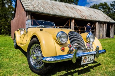 Klasik sarı Morgan spor otomobil Fagan Park, Nsw, Avustralya üzerinde 6 Aralık 2014