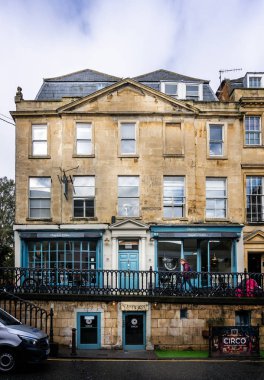 4 Şubat 2019 'da George Caddesi, Bath, Somerset, İngiltere' de yükseltilmiş yürüyüşte olan Gürcü binası manzarası