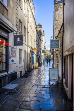 4 Şubat 2019 'da Bath, Somerset, İngiltere' deki dar kaldırımlı kilise sokağındaki dükkanlara ve kafelere bakınız