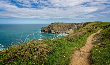 Cornish deniz manzarası - kıyı yol engebeli kıyı şeridi boyunca