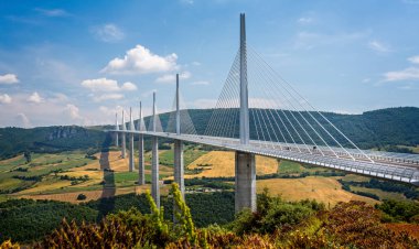 Millau Askı Köprüsü 9 Haziran 2015 'te Millau, Aveyron, Fransa' da ele geçirildi