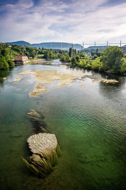 Millau Köprüsü'nden Millau görünümü ile nehir Millau, Fransa'nın 9 Haziran 2015 alınan ön planda