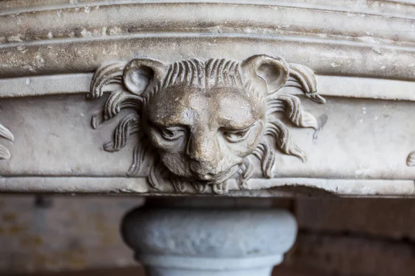 Medieval Lions Head Carved Out Stone Base Large Stone Bowl — Stock Photo, Image