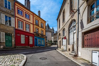 Arnavut kaldırımlı dar sokak önde gelen Autun Katedrali Autun, Burgonya, Fransa için 19 Haziran 2015 tarihinde