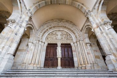 Gislebertus 'un Fransa' daki Autun Katedrali, Burgundy 'de 20 Haziran 2015' te çektiği Son Hüküm Tympanum