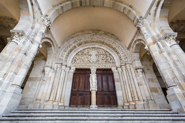 Gislebertus 'un Fransa' daki Autun Katedrali, Burgundy 'de 20 Haziran 2015' te çektiği Son Hüküm Tympanum