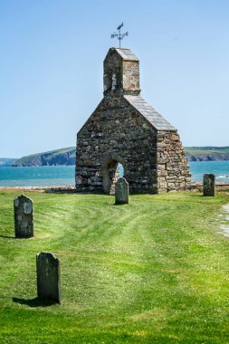 15 Temmuz 2015 'te İngiltere' nin Dinas Isaland kentindeki St Brynach Kilisesi 'nin kalıntıları
