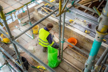 Stone Mason, 8 Eylül 2015 tarihinde İngiltere 'nin Gloucestershire kentindeki Dyrham Park' taki tarihi binanın büyük çatı yenilemesi üzerinde çalışıyor.